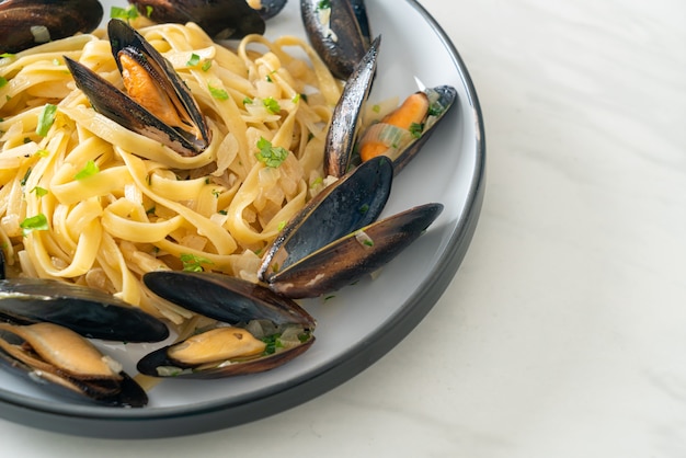 linguine spaghetti pasta vongole witte wijnsaus - Italiaanse pasta met zeevruchten met kokkels en mosselen