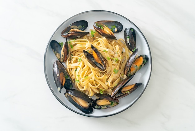linguine spaghetti pasta vongole witte wijnsaus - Italiaanse pasta met zeevruchten met kokkels en mosselen