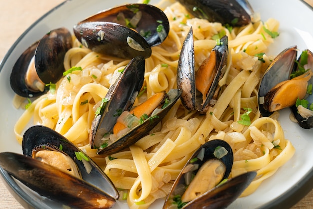 linguine spaghetti pasta vongole witte wijnsaus - Italiaanse pasta met zeevruchten met kokkels en mosselen