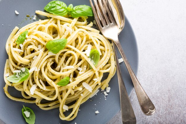 Linguine with green pesto