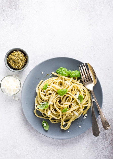 Linguine with green pesto