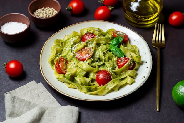 Linguini pasta met pestosaus tomaten en kaas Gezond eten Vegetarisch eten Italiaanse keuken