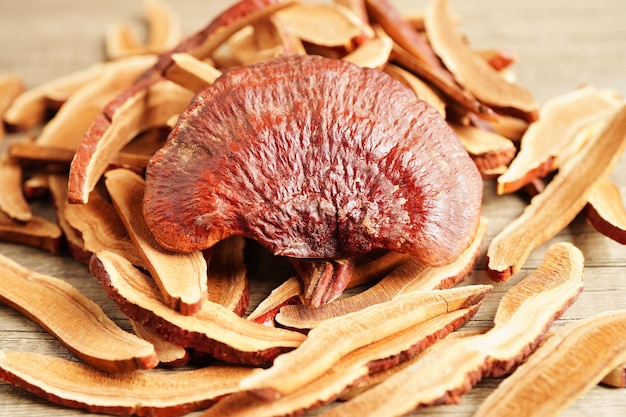 Foto lingzhi of reishi paddenstoel met capsules biologisch natuurlijk gezond voedsel