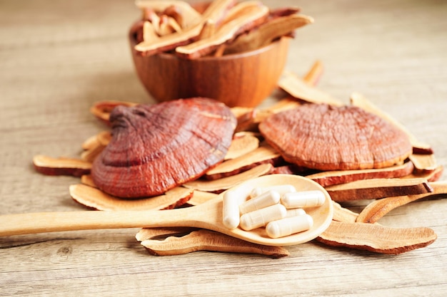 Foto lingzhi of reishi paddenstoel met capsules biologisch natuurlijk gezond voedsel