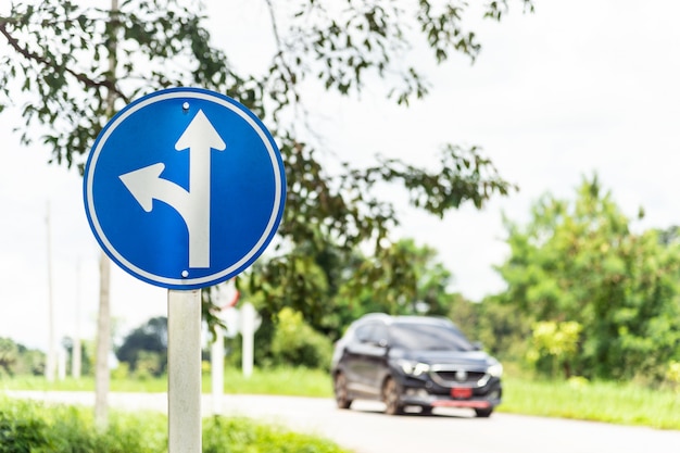 Linker draai gespleten verkeersteken