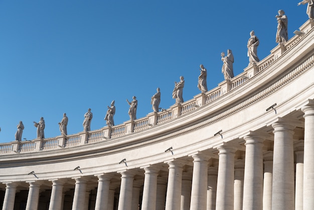 Linkervleugel van St. Peter&#39;s Colonnade en standbeelden in Vaticaanstad