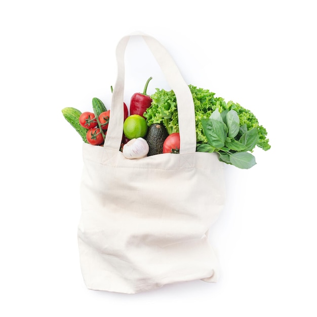 Linnen eco tas met groenten en kruiden op een witte geïsoleerde achtergrond