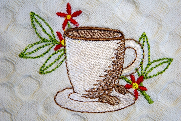 Linnen servet met borduurwerk een kopje koffie close-up met bloemen
