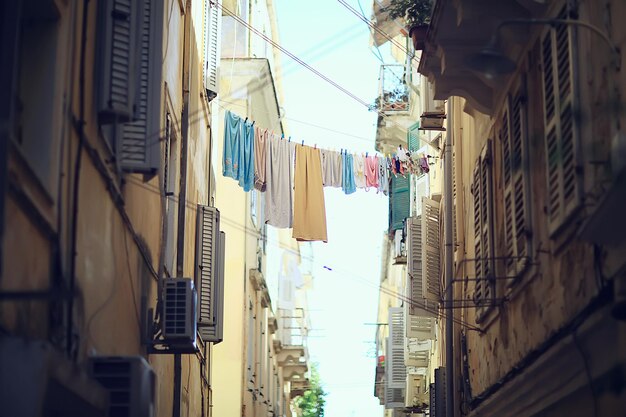 linnen wordt gedroogd in een smal straatje van Italië, Italiaanse levensstijl