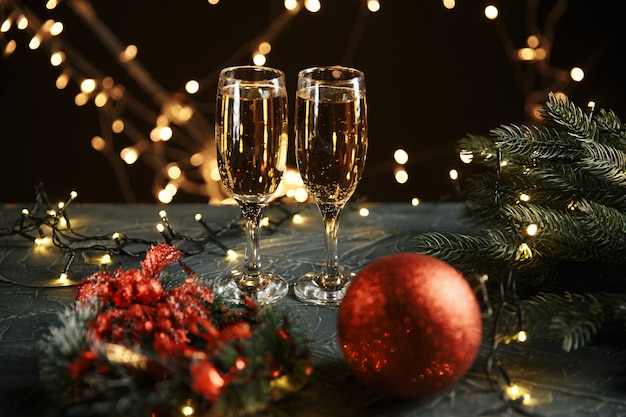 Lint, kerstballen en wijn tegen kerstverlichting.