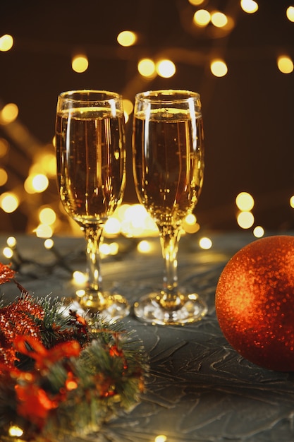 Lint, kerstballen en wijn tegen kerstverlichting.