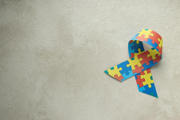 Lint met veelkleurige puzzels op een lichte achtergrondplaats voor tekst Wereld autisme dag concept