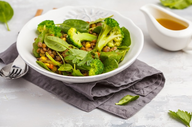 Linzen Curry Salade Met Broccoli En Avocado Op Wit