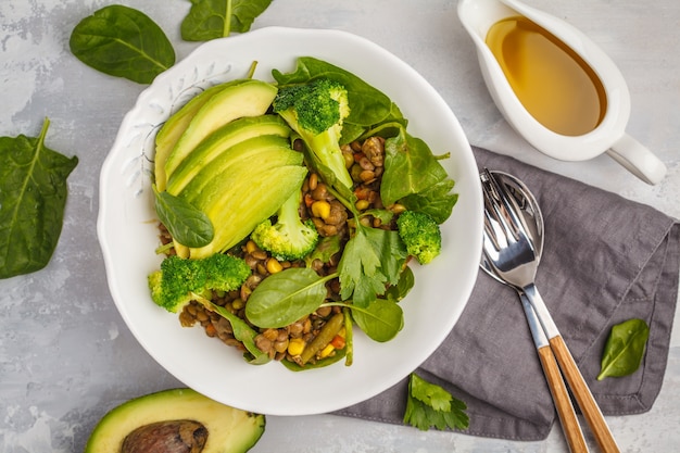 Linzen Curry Salade Met Broccoli En Avocado Op Wit