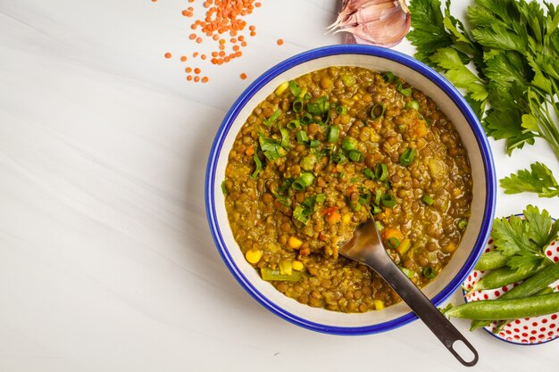 Linzenkerrie, Indische keuken, tarka dal, witte achtergrond, hoogste mening. Veganistisch eten.