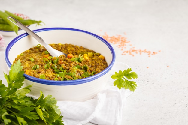 Linzenkerrie, indische keuken, tarka dal, witte achtergrond. veganistisch eten.