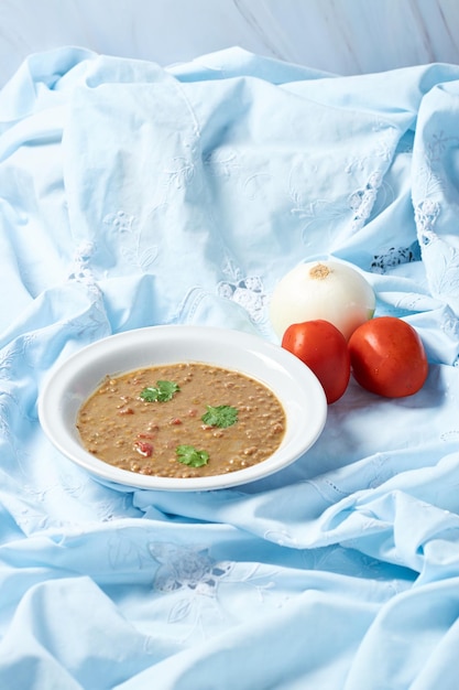 Linzensoep met ingrediënten erbij gezond huisgemaakt gerecht