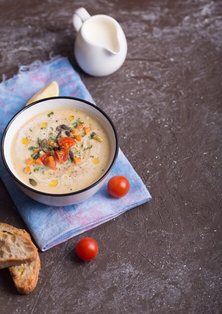 Linzensoep puree met spek in een kom