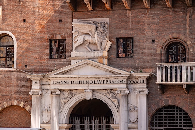 이탈리아 베로나(Verona)의 에르베 광장(Piazza delle Erbe) 건물 정면에 있는 산마르코의 사자