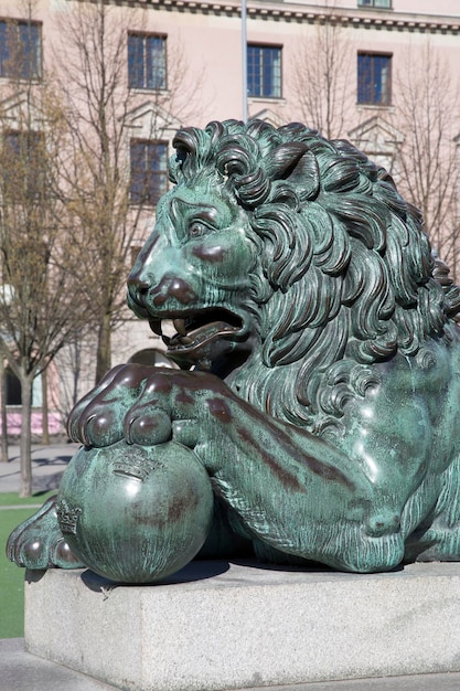 Скульптура льва у статуи короля Карла XIII в Королевском саду, Стокгольм, Швеция