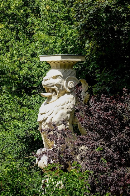 Photo lion statue in the garden