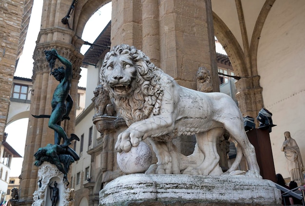 Foto statua del leone nella loggia della signoria firenze