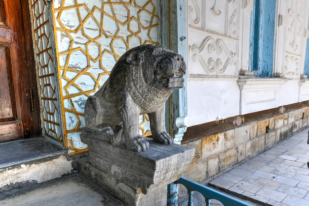 Photo lion statue at sitorai mokhi khosa the summer palace of bukharan emirs in uzbekistan