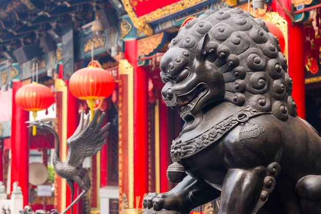 홍콩 시의 Wong Tai Sin 사원 에 있는 사자 동상
