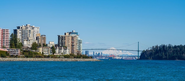 Lions Gate Bridge met besneeuwde berg Mount Baker op de achtergrond Vancouver BC Canada