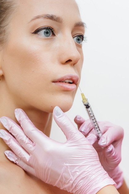 Foto procedura di aumento delle labbra per una bella ragazza. cosmetologia.