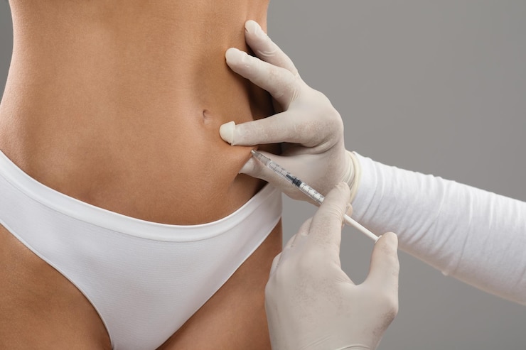 Lipolyse Concept schoonheidsspecialiste arts die injectie met spuit maakt aan vrouwelijke patiëntbuik