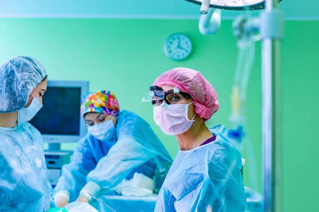 Инструмент для хирургии липосакции подготовит к операции в кабинете хирурга