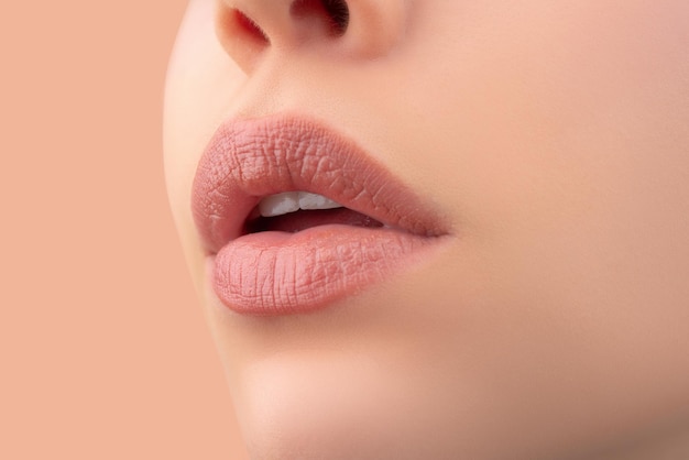 Lippen verzorgen. Cosmetologie cosmetisch, lippenbalsem. Hygiënische lippenstift.