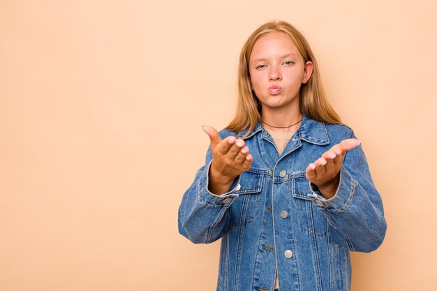 Lippen vouwen en handpalmen vasthouden om luchtkus te sturen