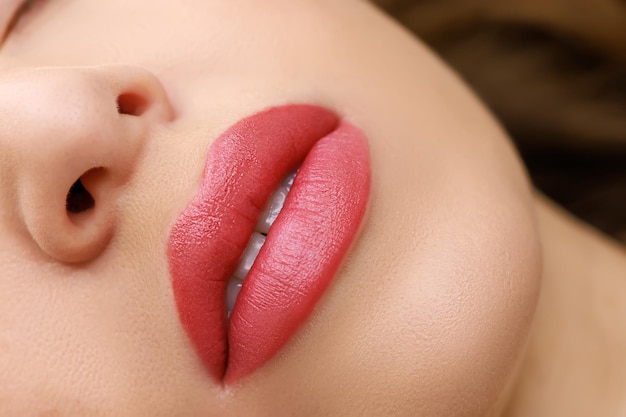 Lippenclose-up gemaakt met permanente lipmake-up met een delicaat rood pigment