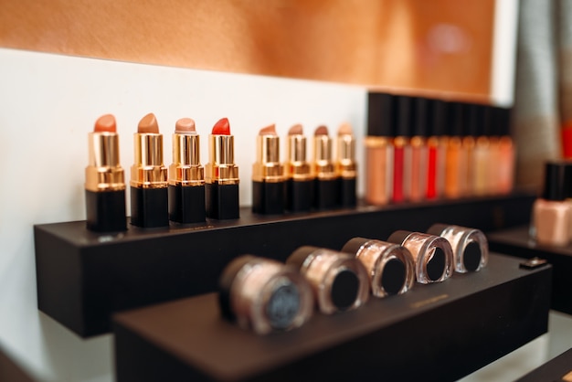 Lippenstift collectie, showcase in schoonheidssalon close-up