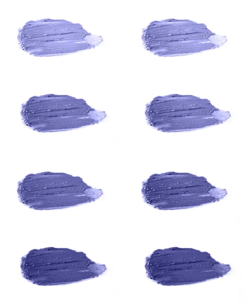 Lippenstift cosmetica op witte achtergrond isoleren. zeer peri, kleur van het jaar, 2022, blauw, paars, selectieve aandacht.