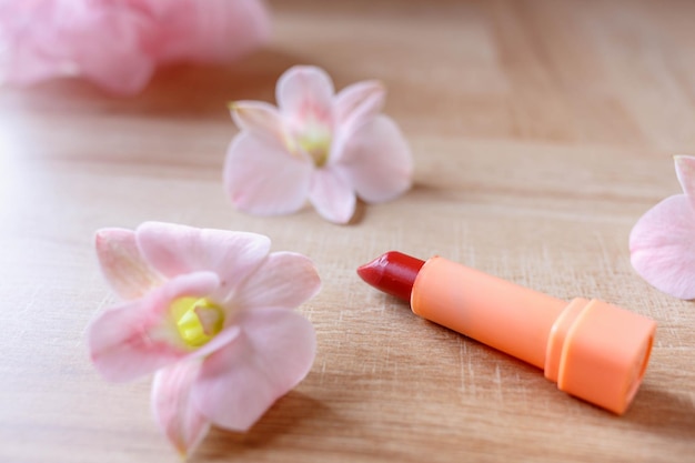 Lippenstift met prachtige bloemen