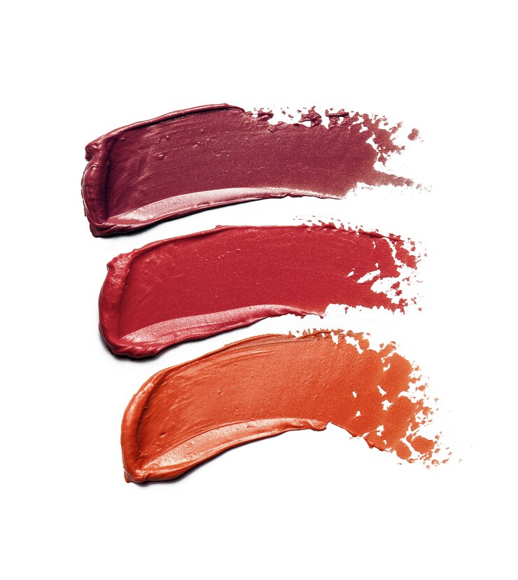 Lippenstift penseelstreken in verschillende tinten geïsoleerd op wit