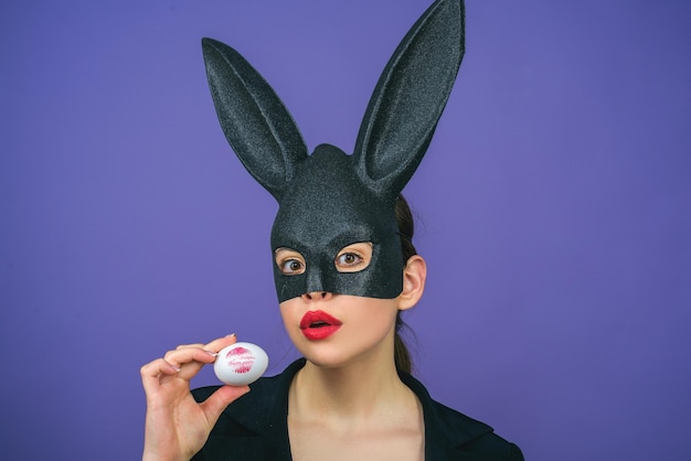 Отпечаток поцелуя губ и помады на пасхальном яйце счастливая пасхальная девочка с кружевными ушками кролика