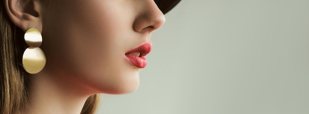 写真 唇のメイクアップ コスメのトレンド 認識できない 若い美しい女性 ジューシーな赤いリップスティックで 完璧な顔