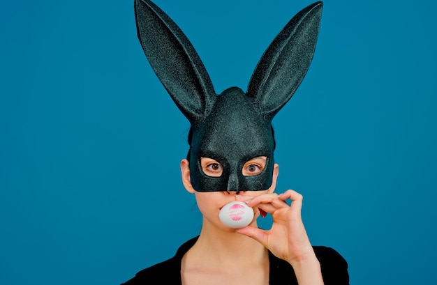 Foto lipstick bacio stampa su uovo di pasqua felice ragazza di pasqua con orecchie di coniglio di pizzo coniglio donna coniglio di pasqua