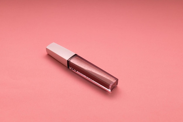 Rossetto su uno sfondo rosa oggetto girato