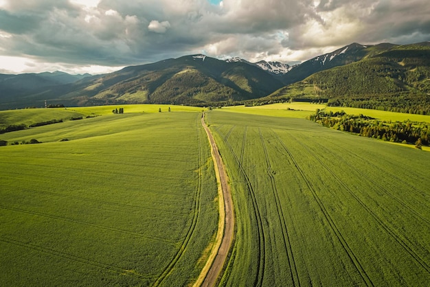 Liptov-regio in de achtergrond met Liptovska mara-meer en Tatra-bergen rond Liptovsky Mikulas-landruimte Slowakije