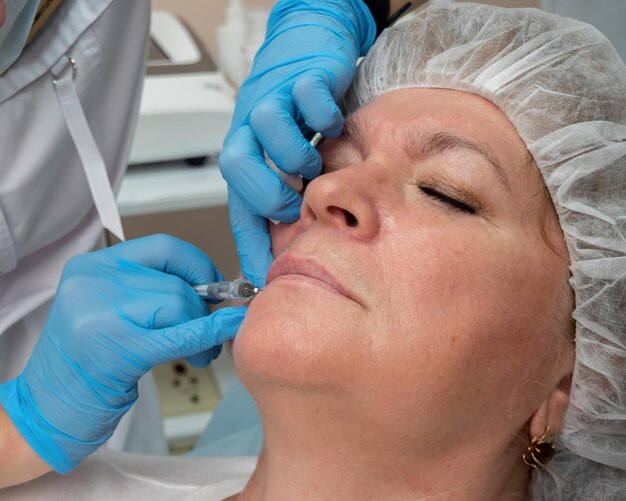 Foto lipvergroting lipcorrectie hyaluronzuur voorbereiding leeftijd blanke vrouw selectieve focus