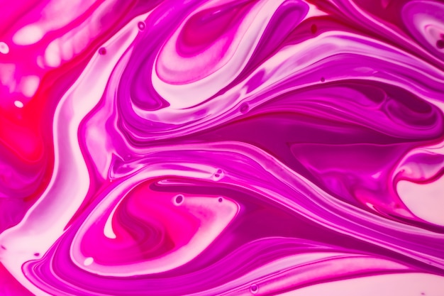 紫と紫の色調の液体の明るい背景。