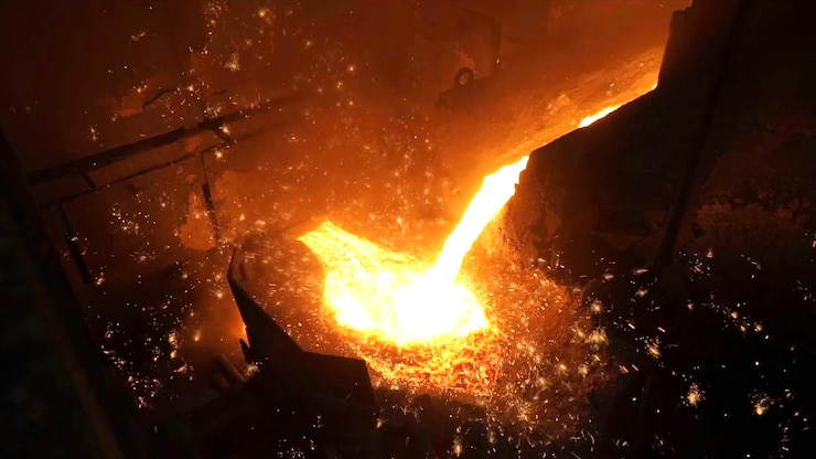 Photo liquid metal from blast furnace liquid iron from ladle in the steelworks