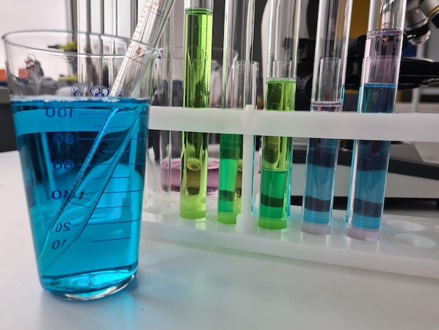 青い液体のクローズ アップと透明な測定容器の液体