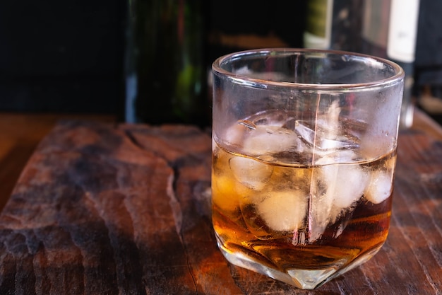 Photo liquor glass on wooden table