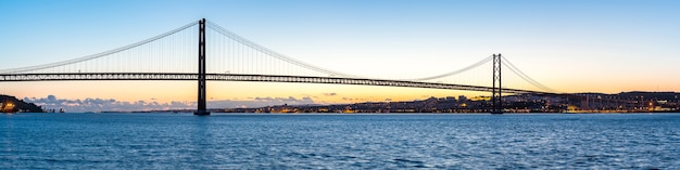 Photo lisbon bridge at dusk